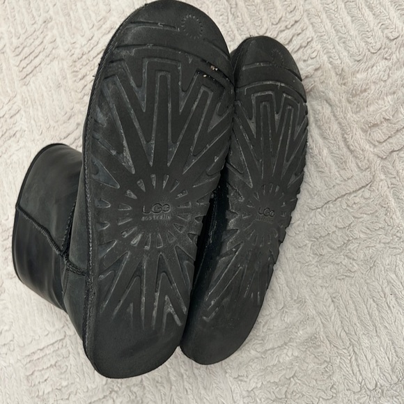 UGG Australia Women's Classic Short Boots, black leather, size 8 - Picture 16 of 16